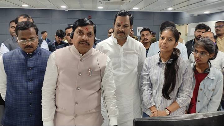 मुख्यमंत्री डॉ. मोहन यादव ने सीएम हेल्पलाइन के शिकायतकर्ताओं से की दूरभाष पर चर्चा